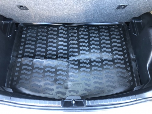 Модельный коврик в багажник для Toyota Vitz 2010-2020 2WD фото 2
